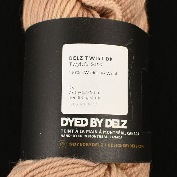 Dyed by Delz Twist DK Yarn Superwash Merino Wool Hand-Dyed Twylas Sand - Picture 3 of 3